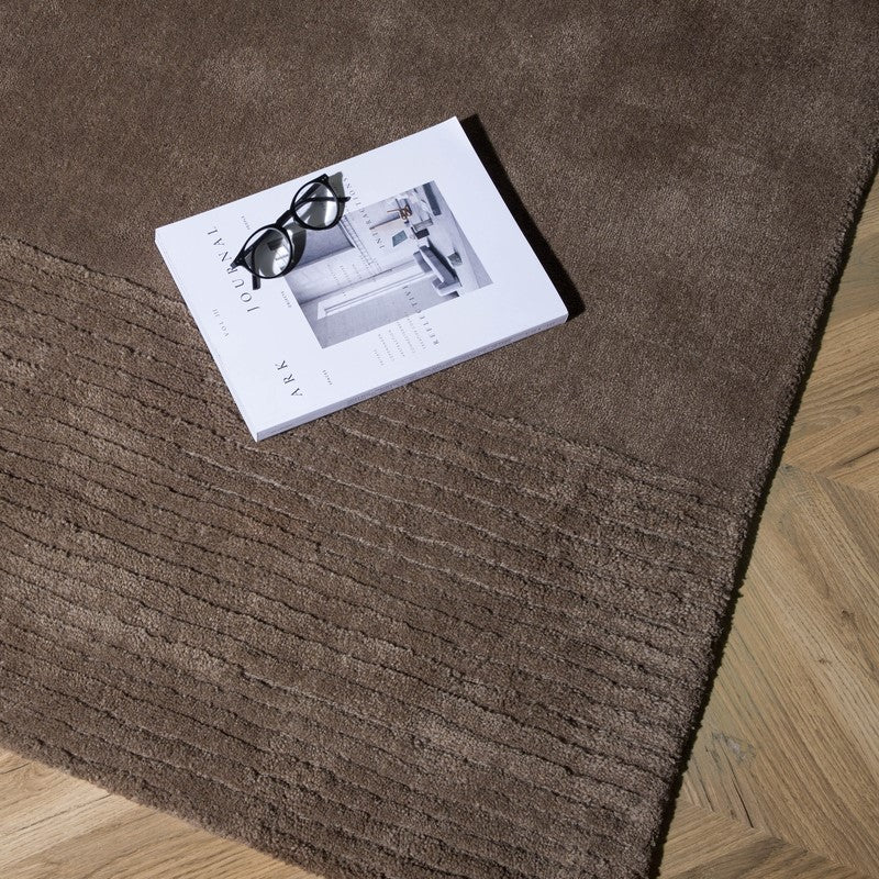 Produktbillede af Alcoys Tæppe i brun uld 253 x 350 cm. på tilbud i høj kvalitet