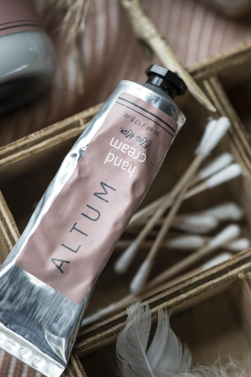 Ib Laursen - Håndcreme ALTUM Lilac Bloom 50 ml ❤ Stort online udvalg i Ib Laursen ❤ Billig fragt og hurtig levering 2 - 5 hverdage ❤ Varenummer: BGH-46516988182858 / Ean: &