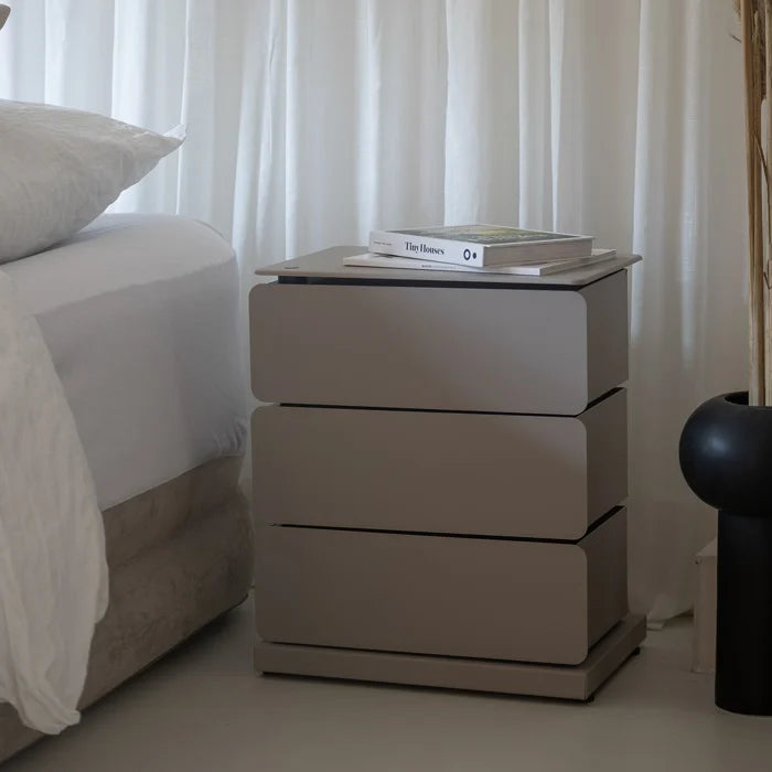 Produktbillede af Carson Kommode med tre skuffer i silky taupe farvet metal på tilbud i høj kvalitet