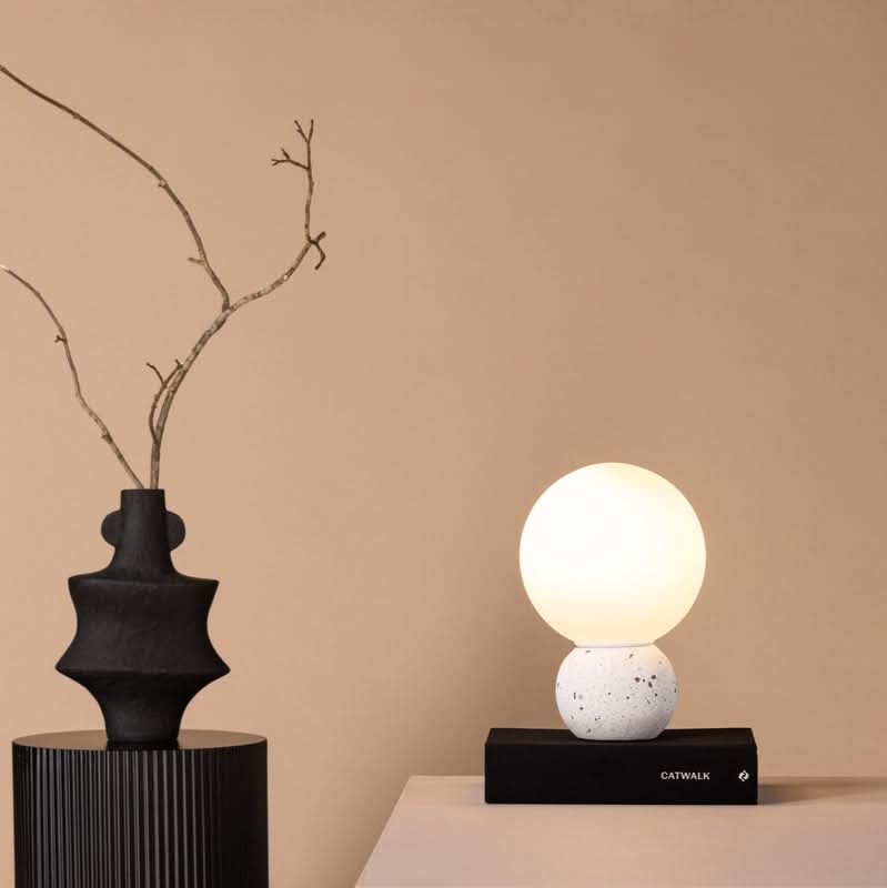 tilbud på Chester bordlampe i hvid terrazzo og glas kuppel! Billigt udsalg på 3-nordic. Køb online nu! Hurtig levering, 1-2 hverdage. Varenummer: 3NDC-5416. Spar op til 55%.