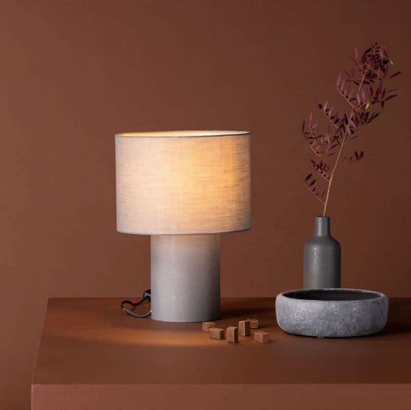 Se Pong ⇒ Bordlampe i lysegrå stof ⇒ Udsalg og Tilbud Nu