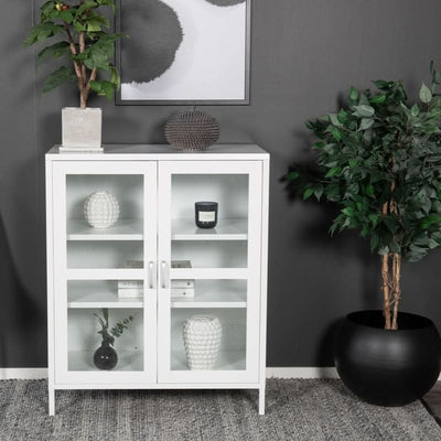 tilbud på Ripon skab i hvidt metal med glasdøre, 80 x 97 cm. Billigt udsalg! Hurtig levering: 1-2 hverdage. Varenummer: 3NDC-5563. Spar op til 54%.