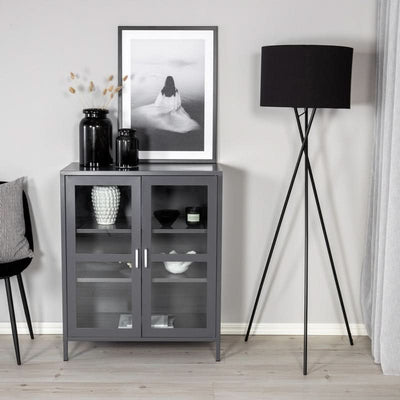 tilbud på Ripon skab i lysegrå metal med glasdøre, 80 x 97 cm. Billigt udsalg! Hurtig levering: 1-2 hverdage. Varenummer: 3NDC-5564. Spar op til 55%.