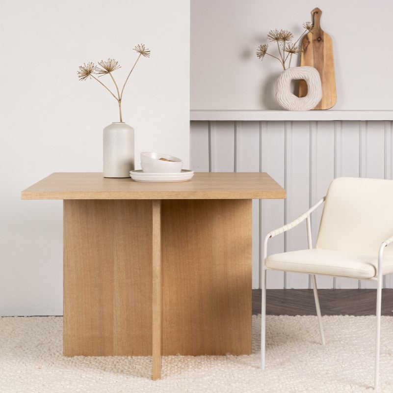 Produktbillede af Cemas Spisebord i fineret eg kvadratisk 100 x 100 cm. på tilbud i høj kvalitet