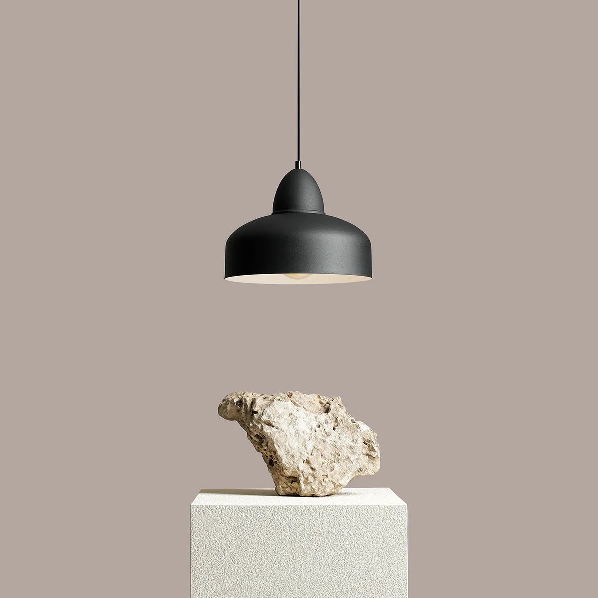 Produktbillede af Kosmo Loftlampe i sort metal på tilbud i høj kvalitet