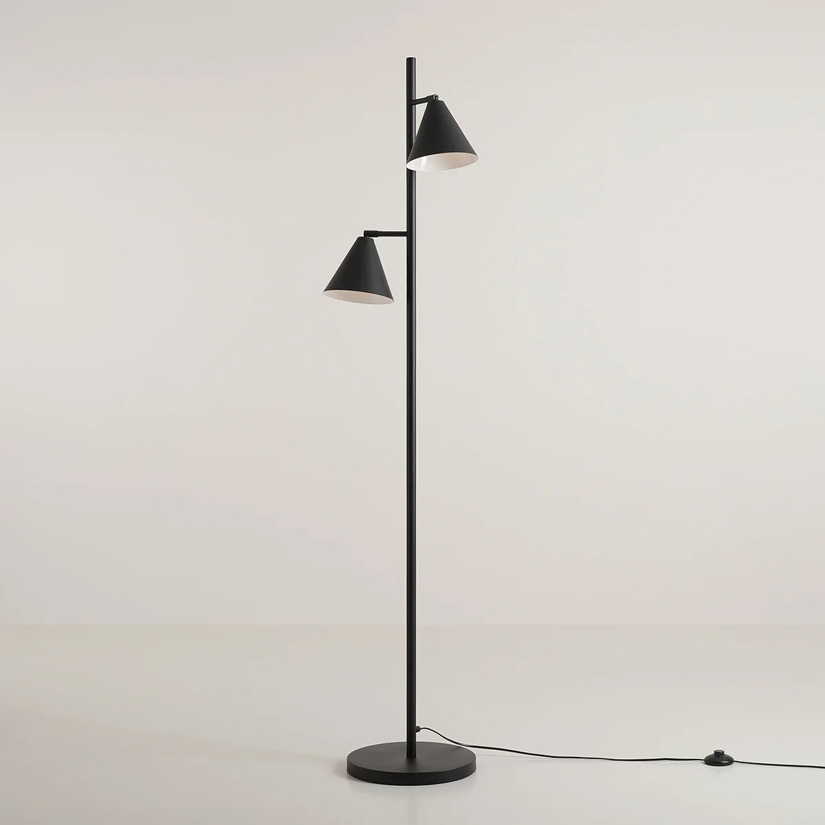 Produktbillede af Frigg- Gulvlampe med to skærme i sort metal på tilbud i høj kvalitet