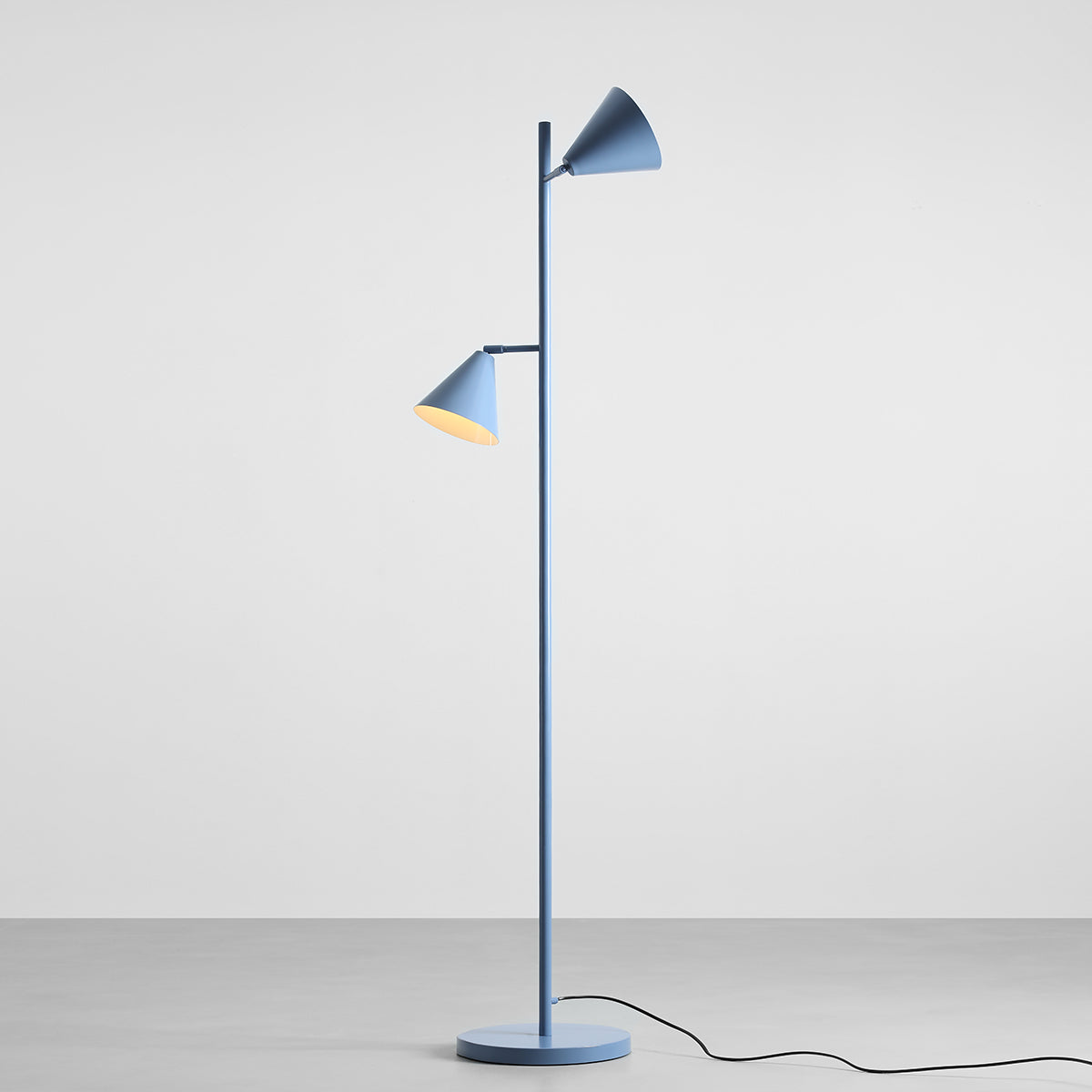Produktbillede af Frigg- Gulvlampe med to skærme i støvet blå metal på tilbud i høj kvalitet