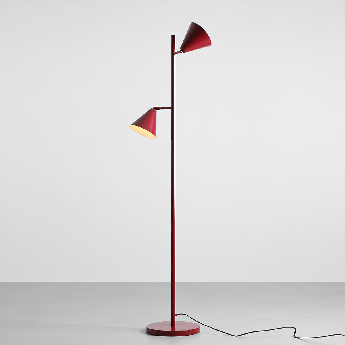 Produktbillede af Frigg- Gulvlampe med to skærme i vinrød metal på tilbud i høj kvalitet