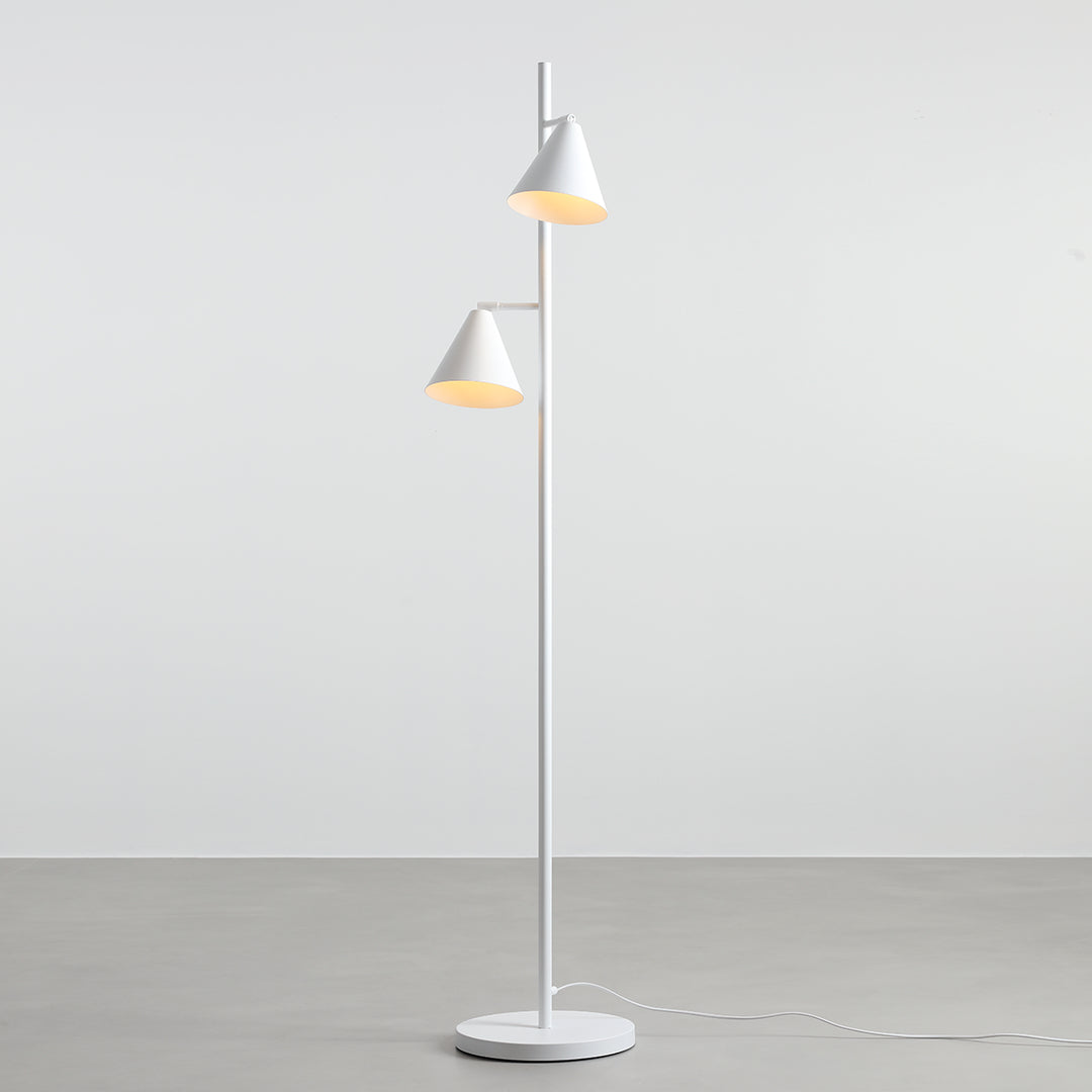 Produktbillede af Frigg- Gulvlampe med to skærme i hvid metal på tilbud i høj kvalitet