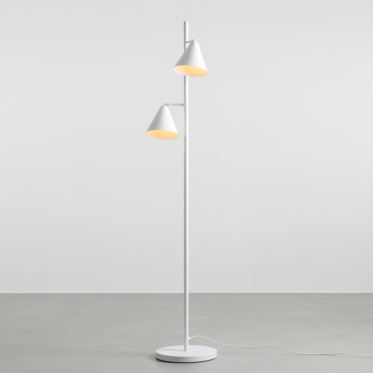 Produktbillede af Frigg- Gulvlampe med to skærme i hvid metal på tilbud i høj kvalitet