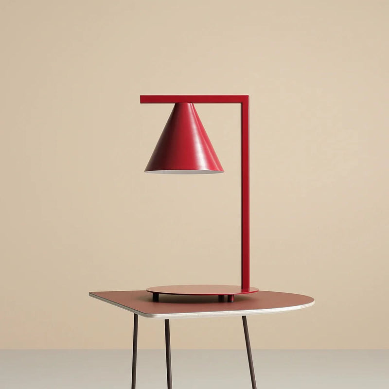 Frigg Bordlampe i vinrød metal på udsalg! Billig fragt & hurtig levering. Spar op til 65% på tilbud fra 3-nordic. Køb nu!