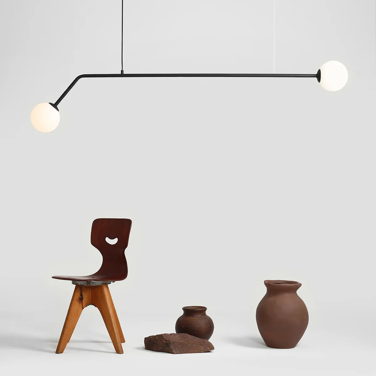 Produktbillede af Limelight Loftlampe i sort metal og hvidt glas bredde 150 cm på tilbud i høj kvalitet