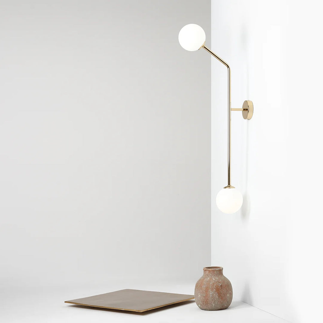 Produktbillede af Limelight Væglampe i guld farvet metal og hvidt glas højde 99 cm på tilbud i høj kvalitet