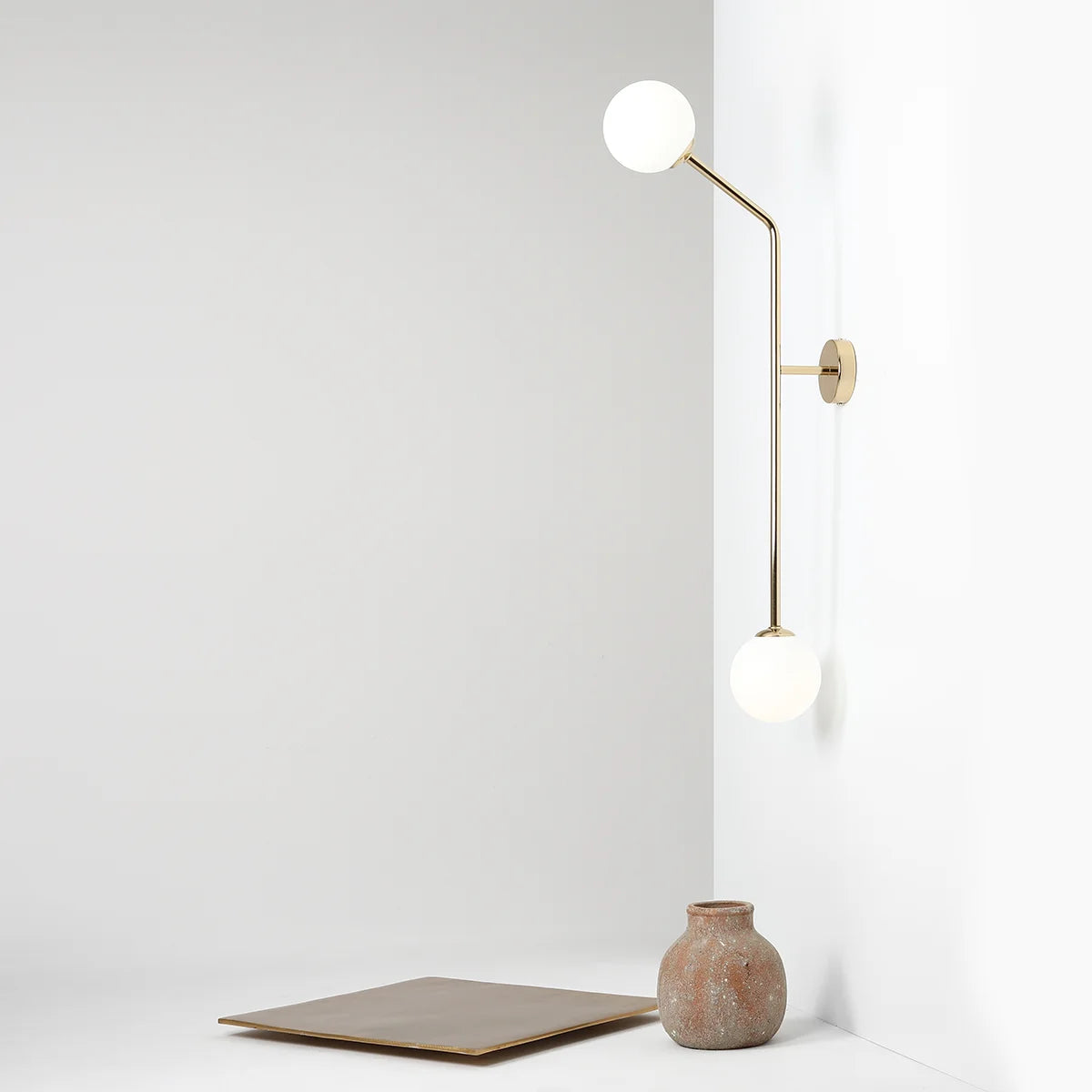 Produktbillede af Limelight Væglampe i guld farvet metal og hvidt glas højde 99 cm på tilbud i høj kvalitet