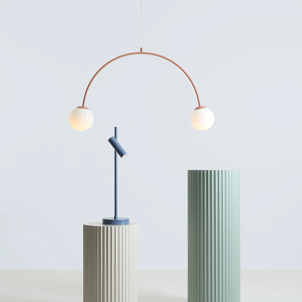 Produktbillede af Twiggy Loftlampe i koral farvet metal og 2 hvide glaskupler bredde 84 cm. på tilbud i høj kvalitet