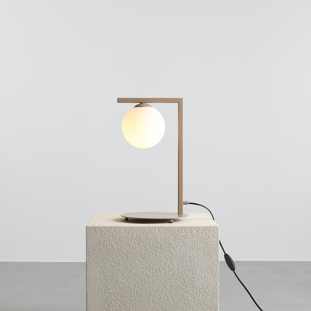 Produktbillede af Moma Bordlampe i beige metal og hvidt glas på tilbud i høj kvalitet