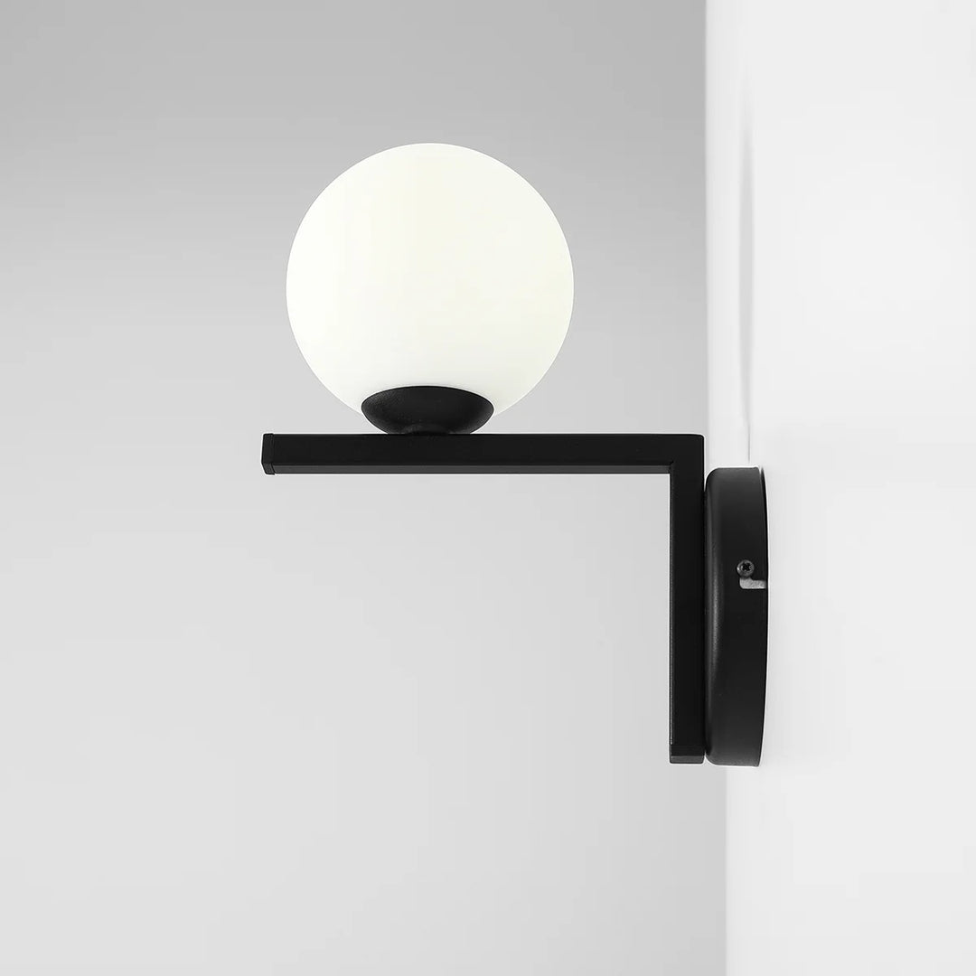 Produktbillede af Moma Væglampe i sort metal og hvidt glas på tilbud i høj kvalitet