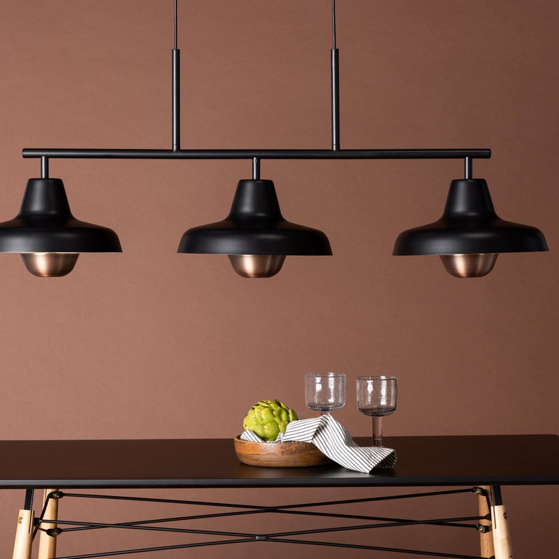 Produktbillede af Kroken Loftlampe i sort metal med tre skærme på tilbud i høj kvalitet