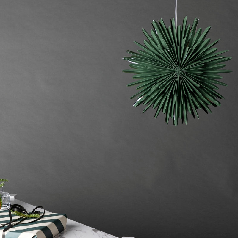 Produktbillede af Topaz Stjerneformet loftlampe i grønt papir tre størrelser 46 cm. på tilbud i høj kvalitet