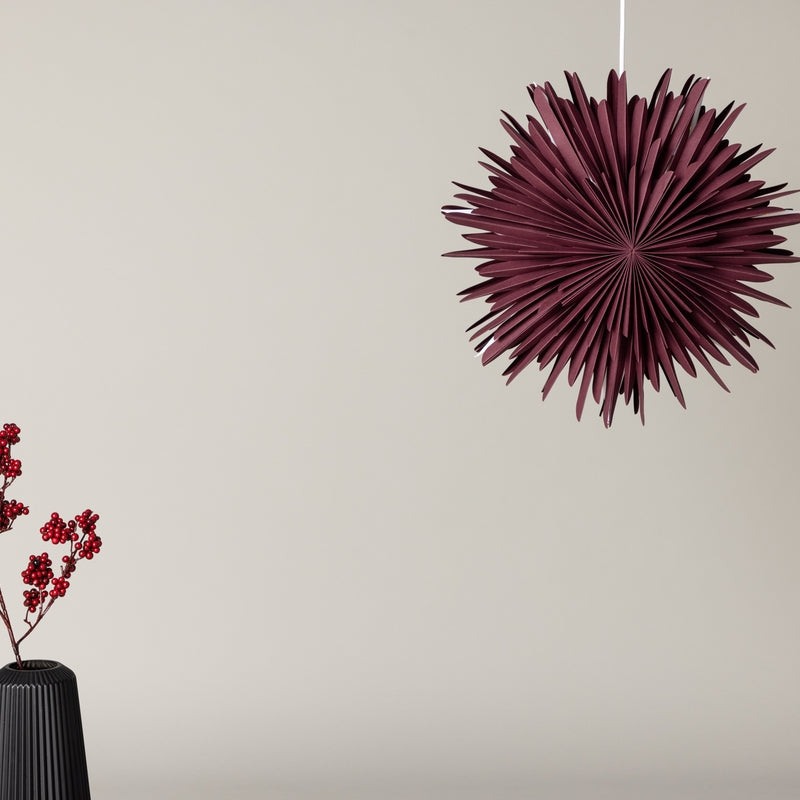 Produktbillede af Topaz Stjerneformet loftlampe i mørkerødt papir tre størrelser 46 cm. på tilbud i høj kvalitet