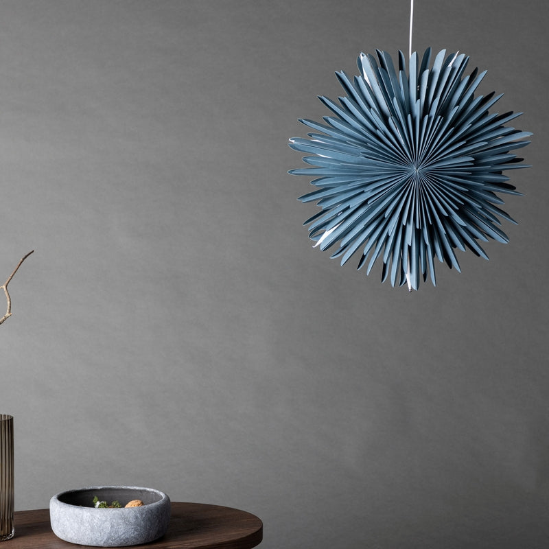 Produktbillede af Topaz Stjerneformet loftlampe i blåt papir tre størrelser 46 cm. på tilbud i høj kvalitet