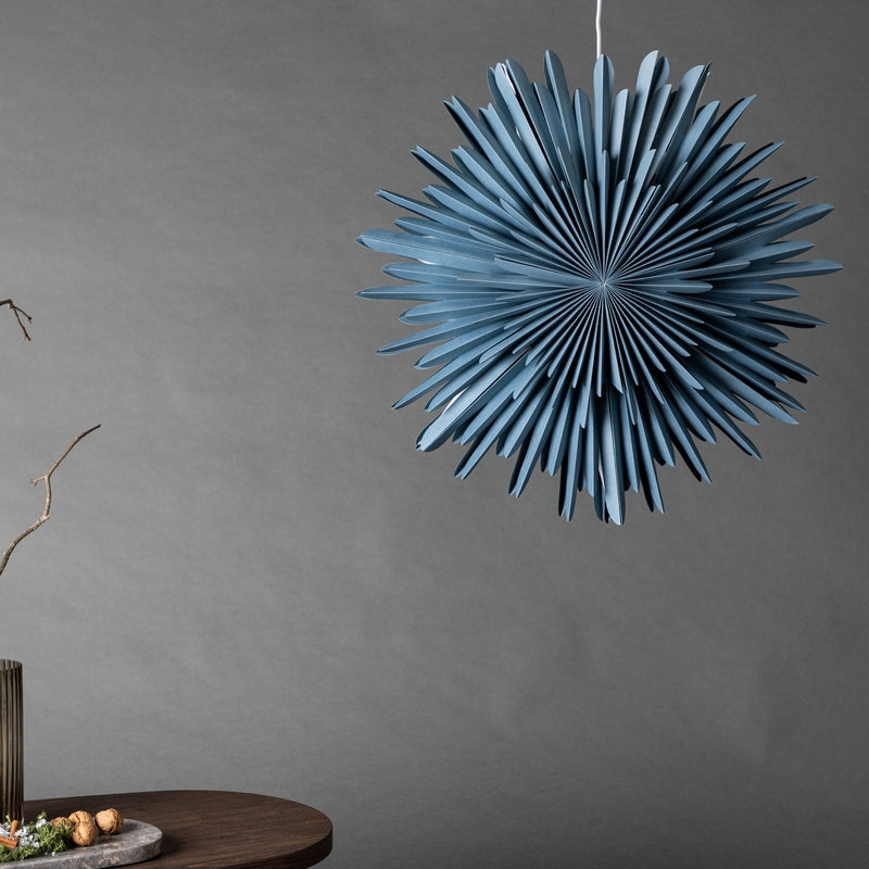 Produktbillede af Topaz Stjerneformet loftlampe i blåt papir tre størrelser 60 cm. på tilbud i høj kvalitet