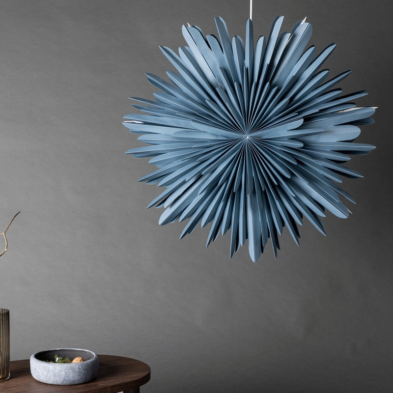 Produktbillede af Topaz Stjerneformet loftlampe i blåt papir tre størrelser 80 cm. på tilbud i høj kvalitet