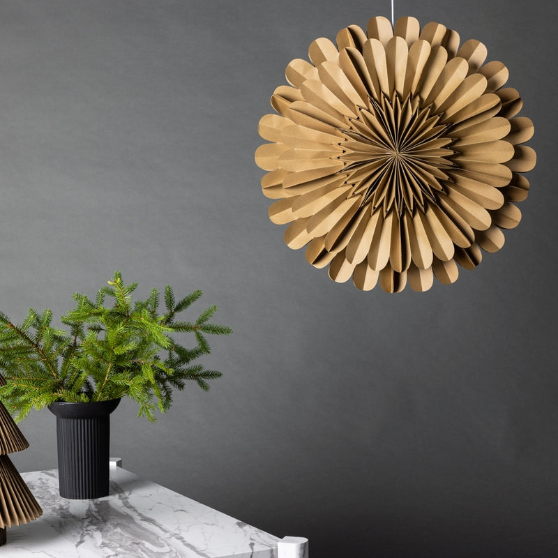Produktbillede af Juvela Loftlampe i brun foldet papir diameter 60 cm. på tilbud i høj kvalitet