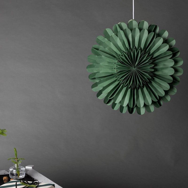 Produktbillede af Juvela Loftlampe i grøn foldet papir diameter 60 cm. på tilbud i høj kvalitet