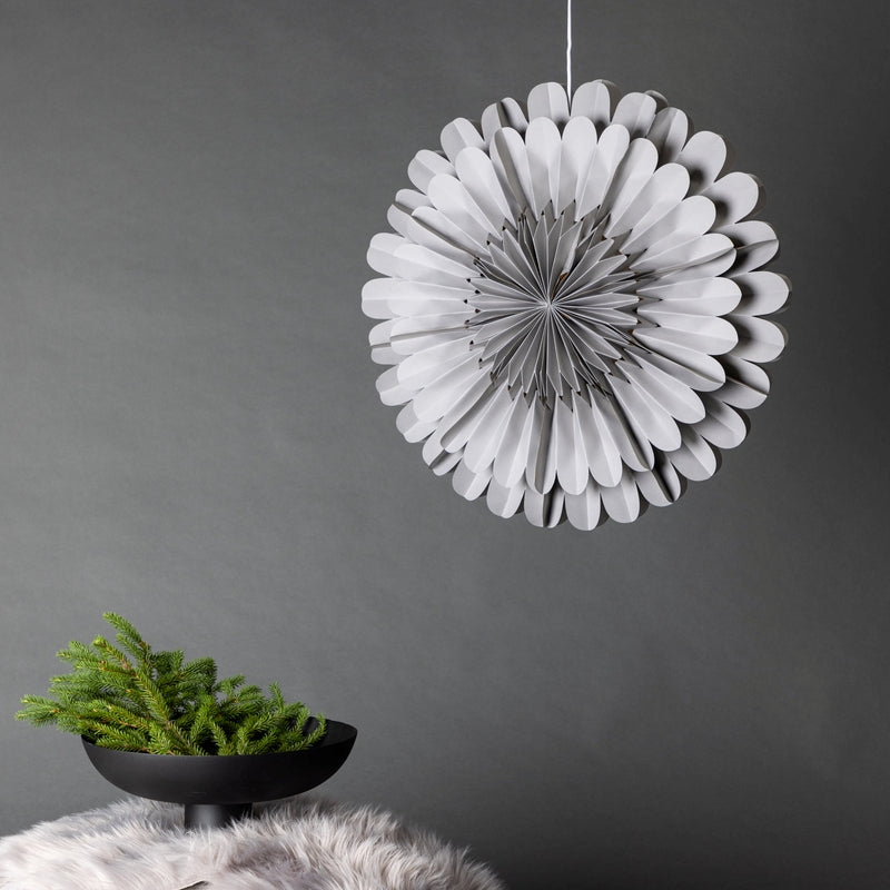 Produktbillede af Juvela Loftlampe i grå foldet papir diameter 60 cm. på tilbud i høj kvalitet