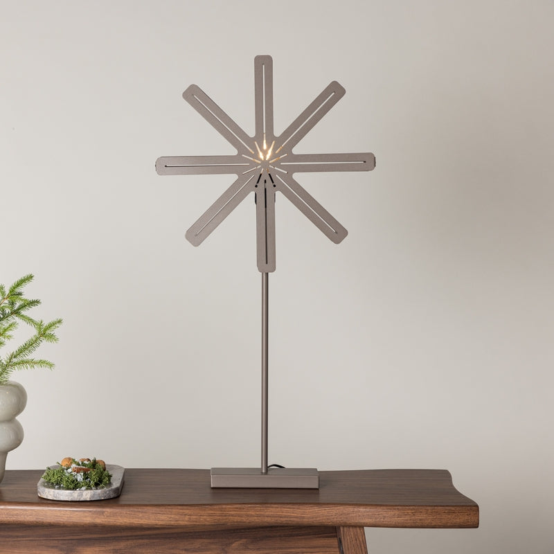 Produktbillede af Platt- Bordlampe i mocca farvet metal stjerneformet med LED lys højde 80 cm. på tilbud i høj kvalitet