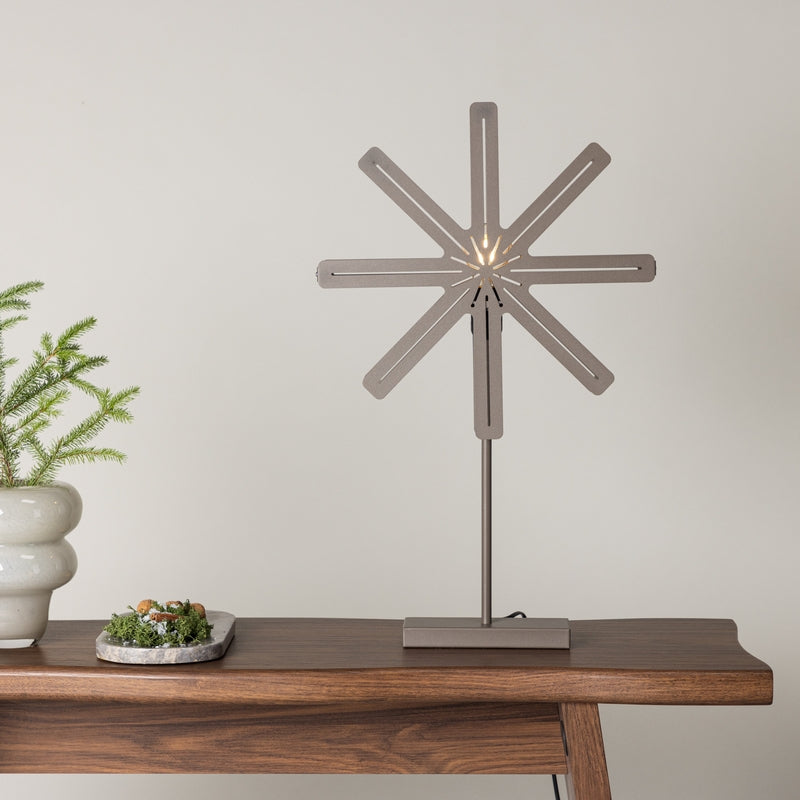 Produktbillede af Platt- Bordlampe i mocca farvet metal stjerneformet med LED lys højde 67 cm. på tilbud i høj kvalitet