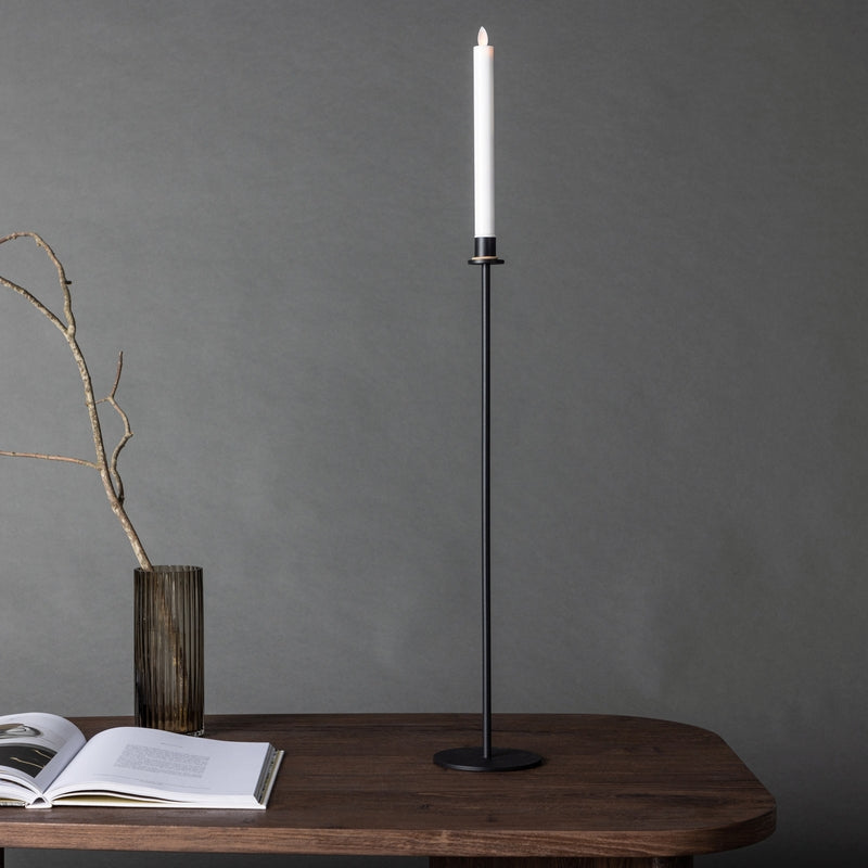 Produktbillede af Delero Lysestage i sort metal med LED lys højde 79 cm. på tilbud i høj kvalitet