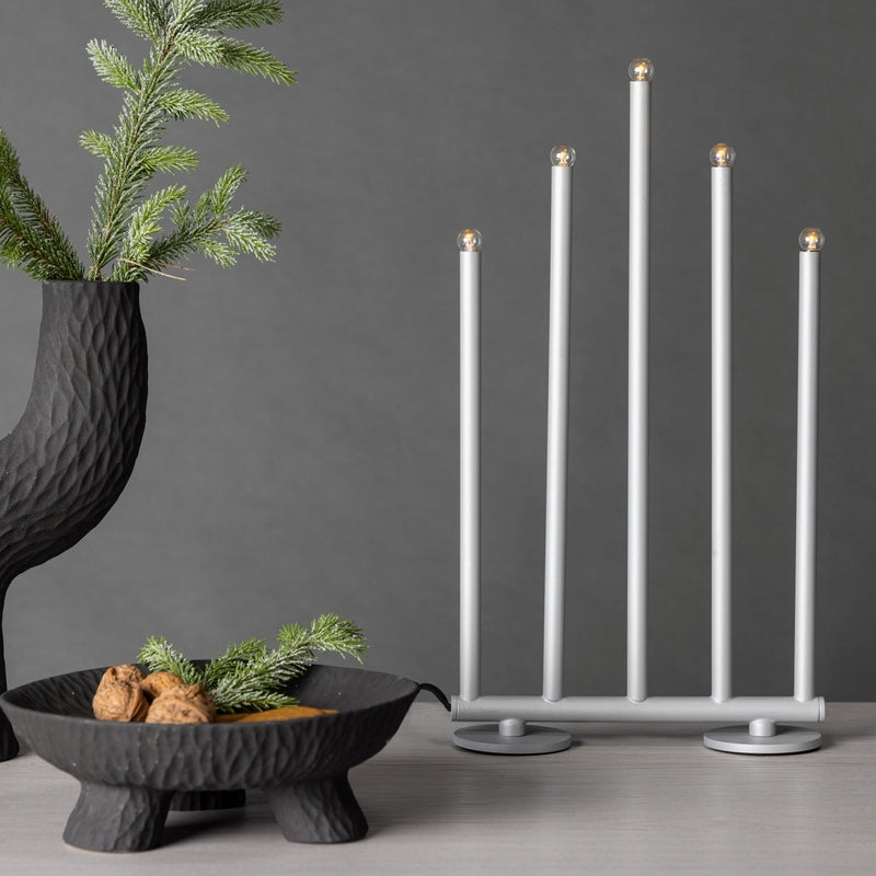 Produktbillede af Smokey- Bordlampe i sølvfarvet metal med fem dæmpbare LED-lys på tilbud i høj kvalitet
