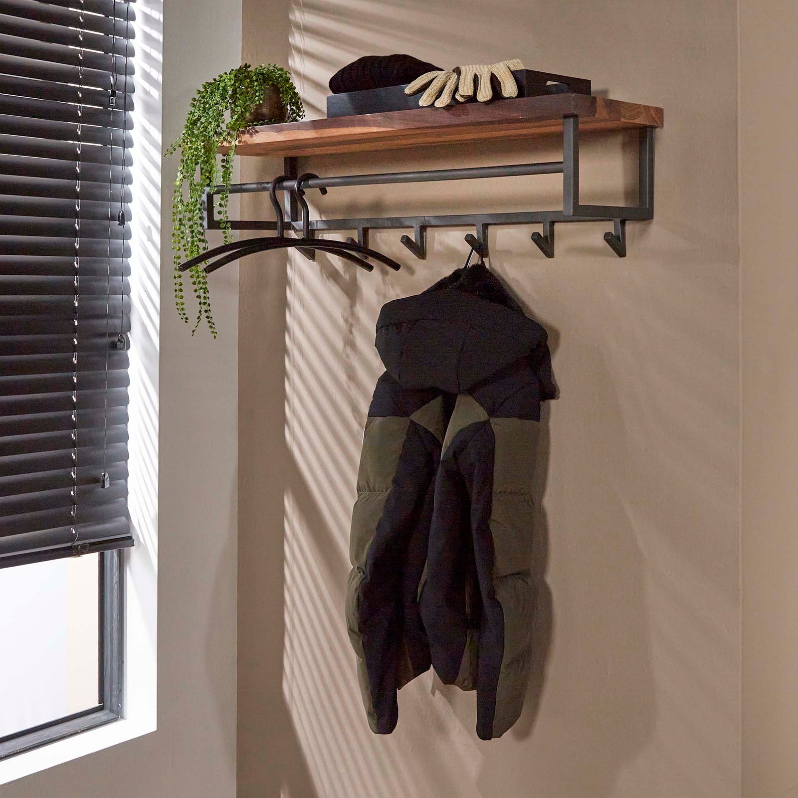 Produktbillede af Acai87 Hattehylde i massivt valnøddetræ med knager på tilbud i høj kvalitet