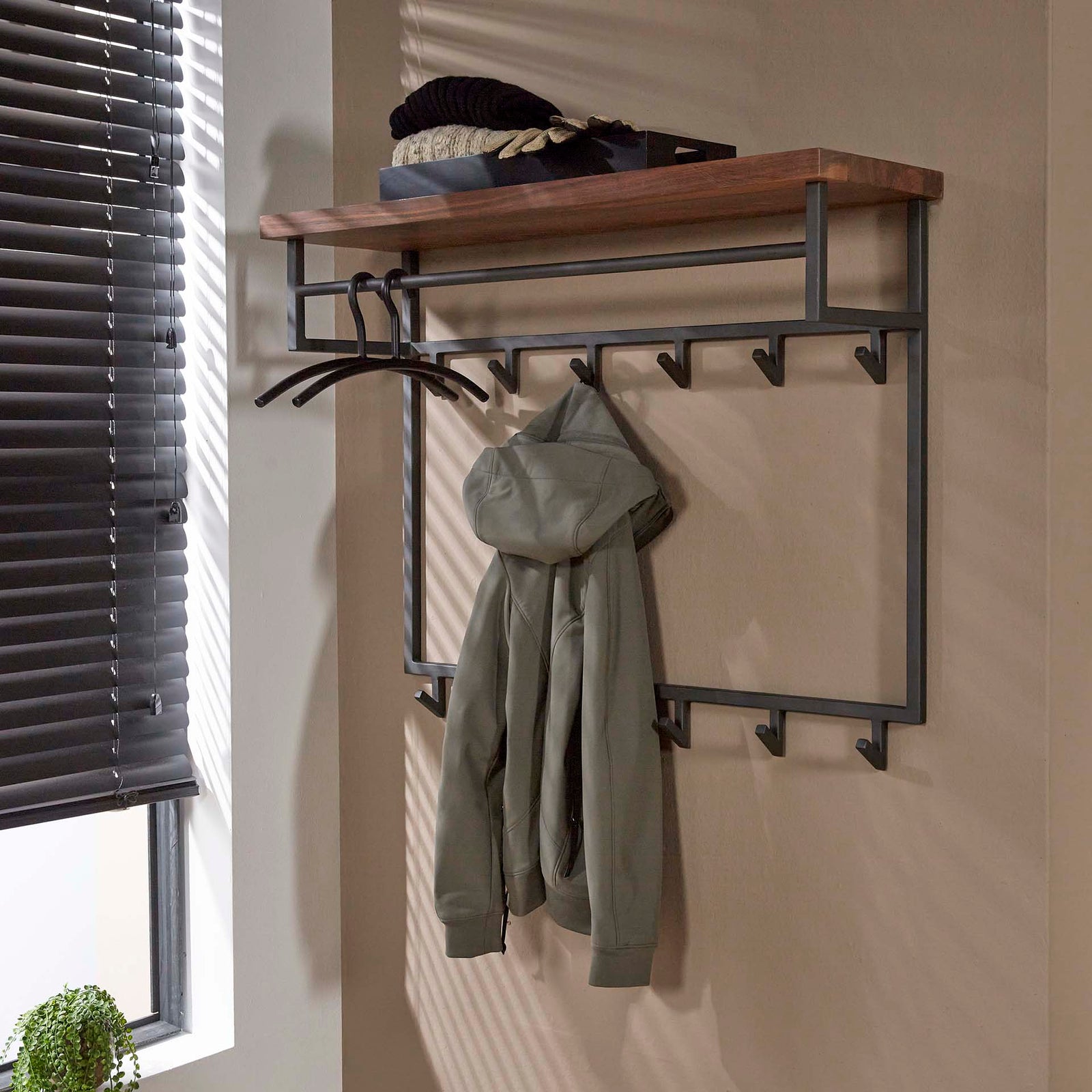 Produktbillede af Acai88 Hattehylde i massivt valnøddetræ med knager på tilbud i høj kvalitet