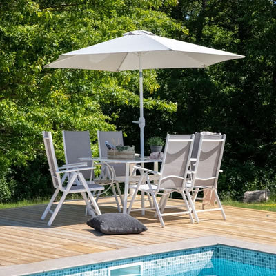 tilbud på Garda spisebordsset med bord, 6 stole og parasol i hvid aluminium. Billigt udsalg! Hurtig levering (1-2 hverdage) og billig fragt. Varenummer: 3NDC-5633. Spar op til 58%.