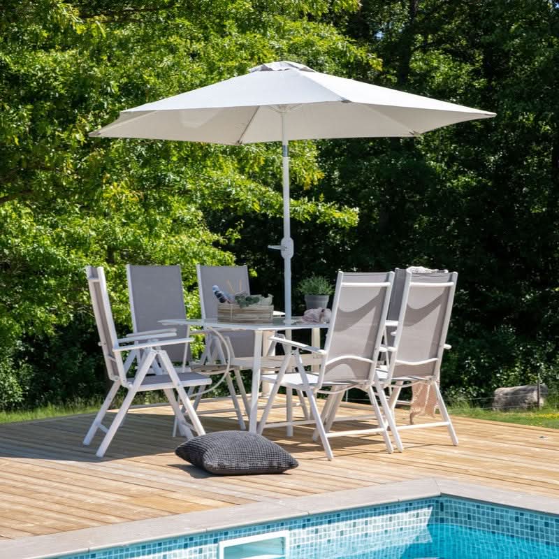tilbud på Garda spisebordsset med bord, 6 stole og parasol i hvid aluminium. Billigt udsalg! Hurtig levering (1-2 hverdage) og billig fragt. Varenummer: 3NDC-5633. Spar op til 58%.