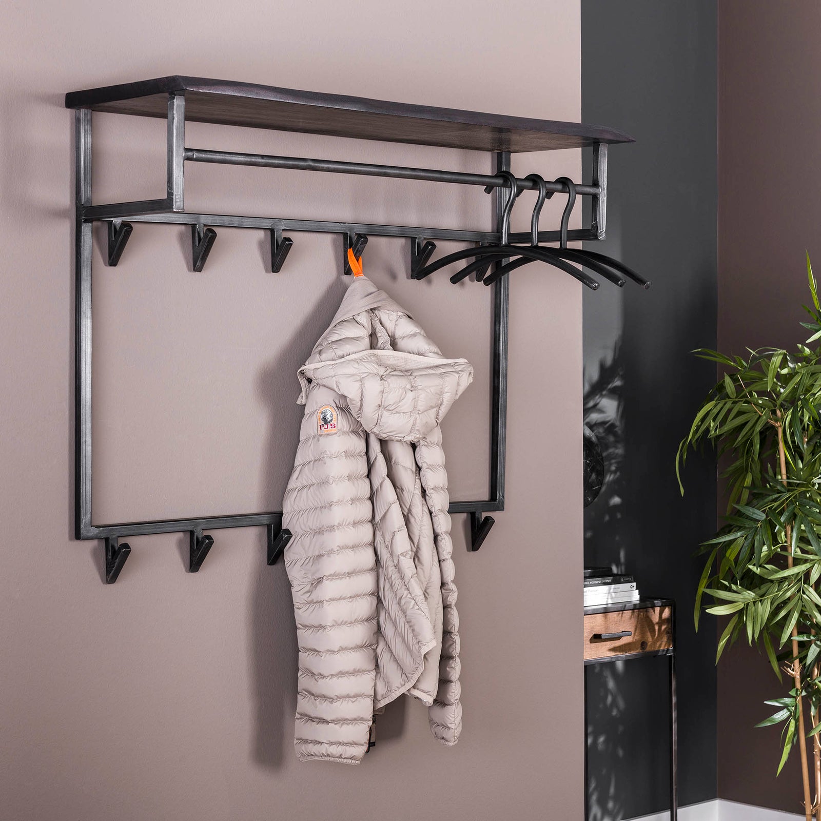 Produktbillede af Acai88 Hattehylde i massivt sortlakeret akacietræ med knager på tilbud i høj kvalitet