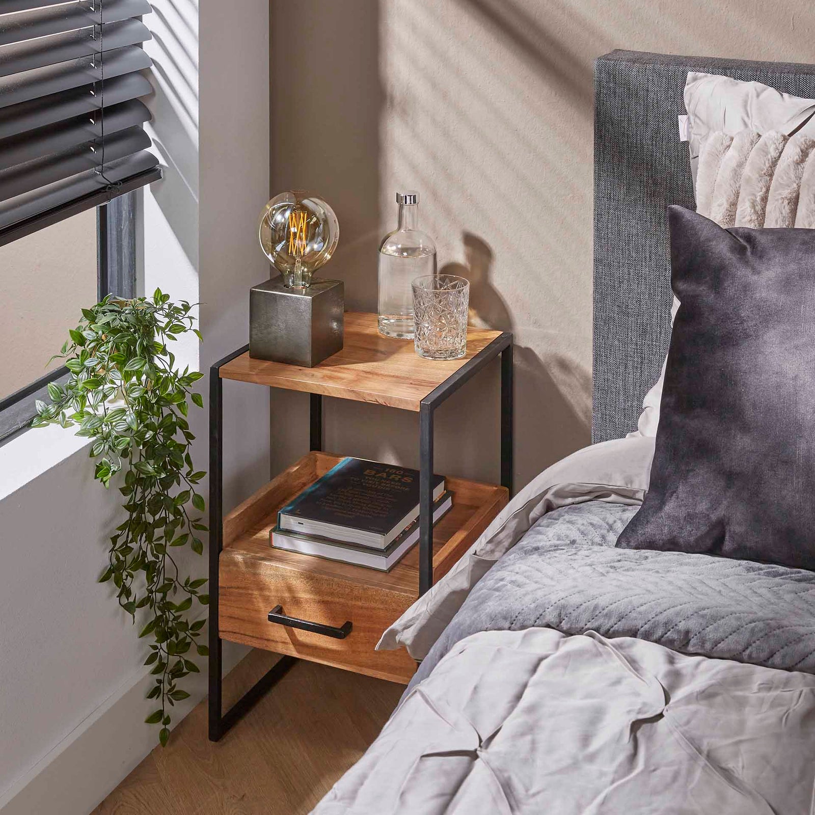 Produktbillede af Laksi Sengebord i akacietræ med 1 skuffe og 2 hylder på tilbud i høj kvalitet