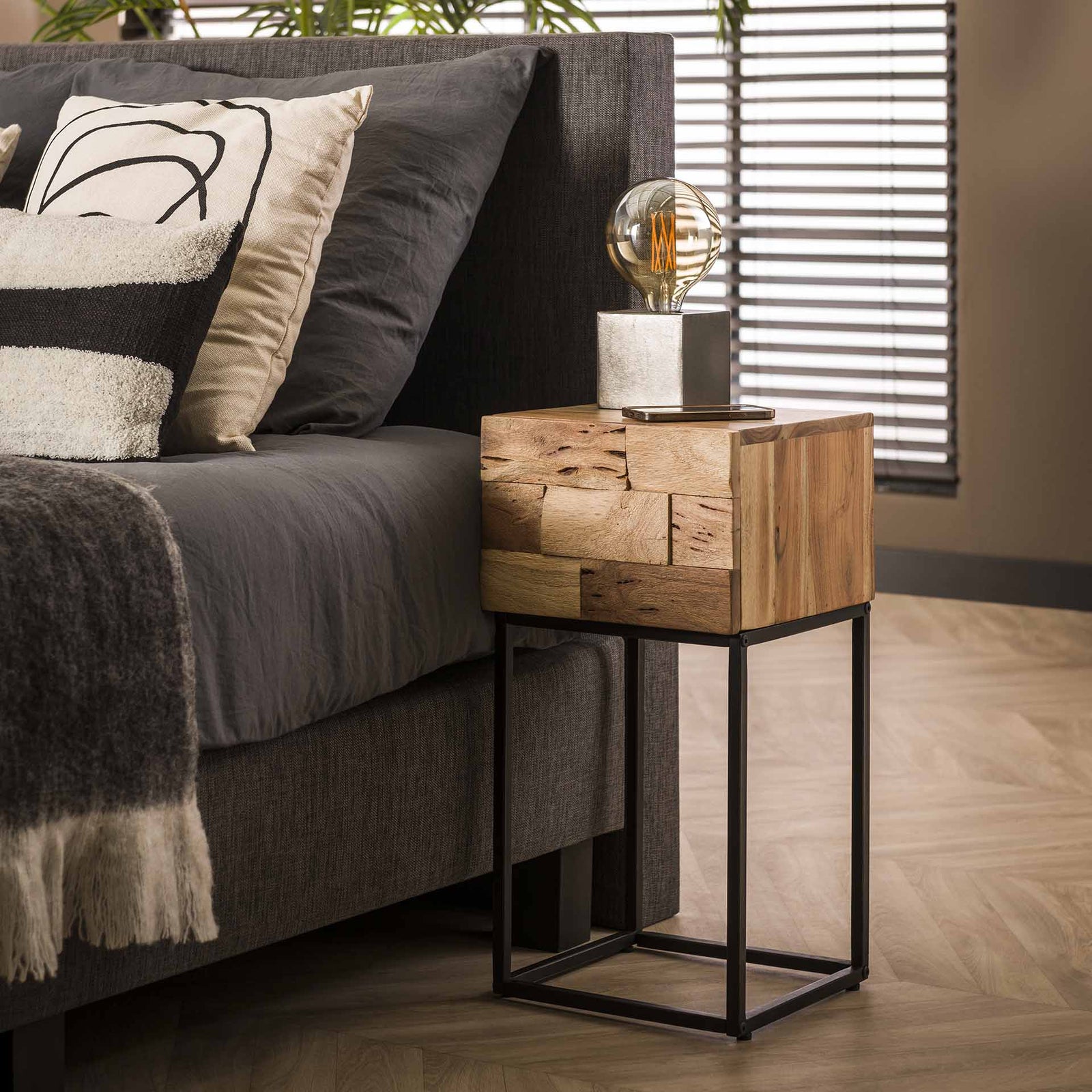 billigt tilbud på Indo-C sengebord med 1 skuffe i massiv akacietræ. Udsalg på 3-nordic. Hurtig levering, billig fragt. Varenummer: 3NDC-3913. Spar op til 51%.