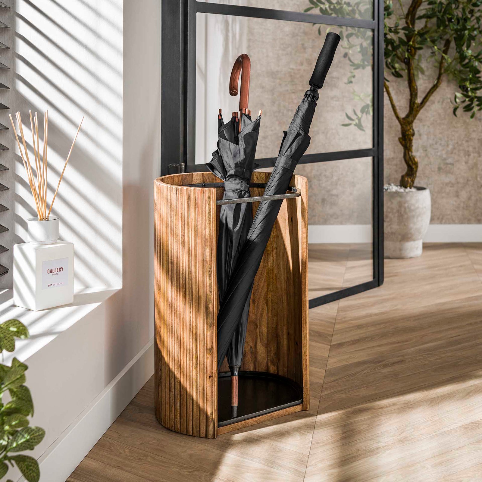 Produktbillede af Selva Paraplyholder i mangotræ og metal på tilbud i høj kvalitet