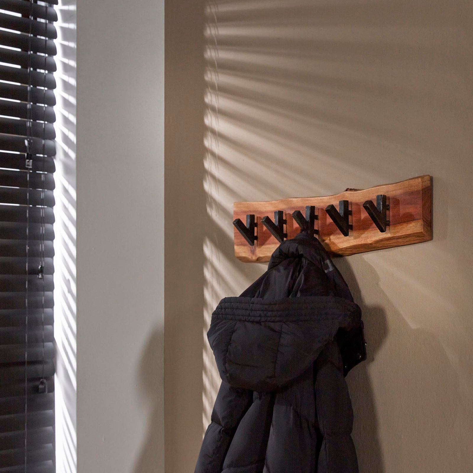 Produktbillede af Acara5 Knagerække i massivt akacietræ med fem knager på tilbud i høj kvalitet