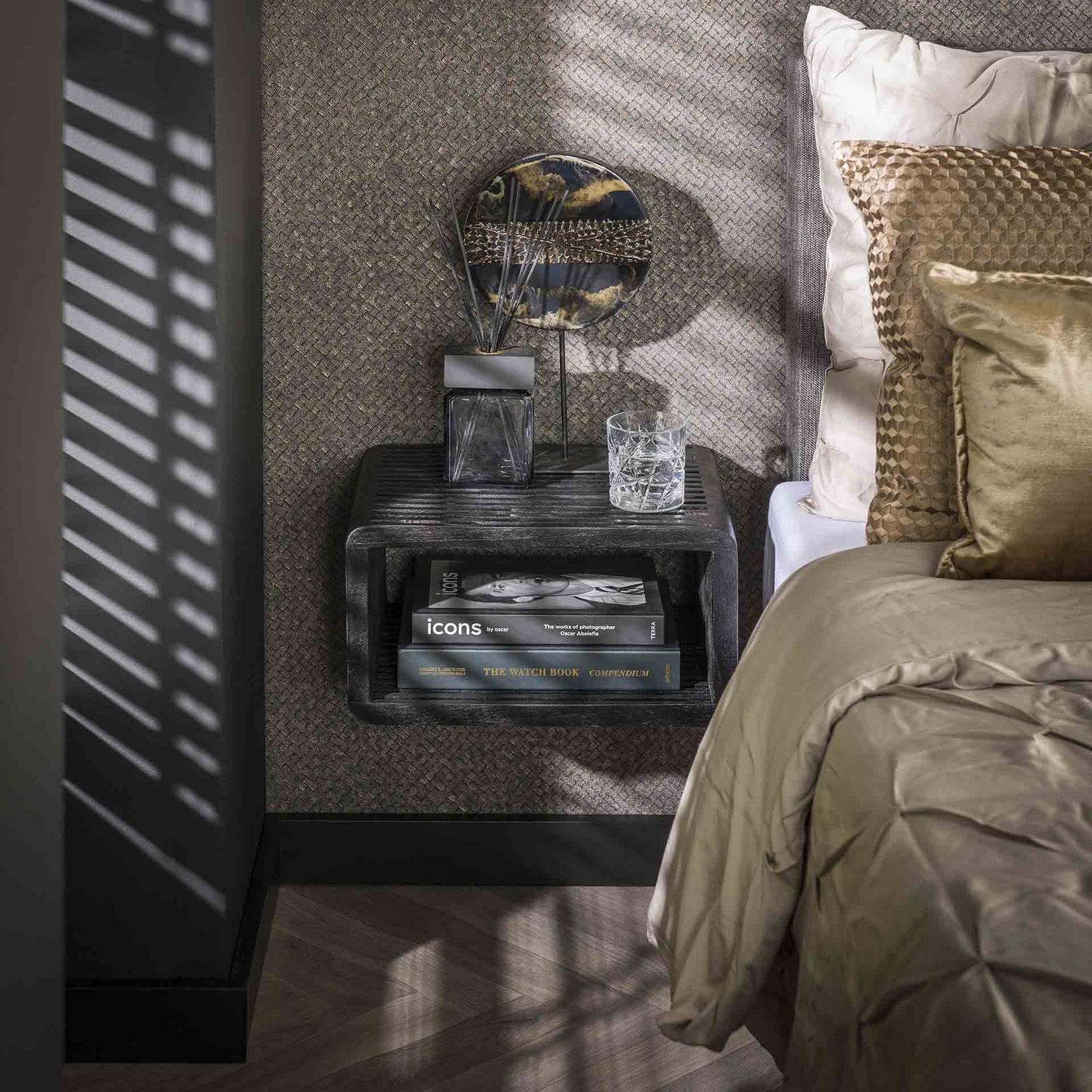 billigt tilbud på Boxy sengebord i sort genbrugs teaktræ! Væghængt, med rum. Hurtig levering, 1-2 hverdage. Spar op til 52% på udsalg.