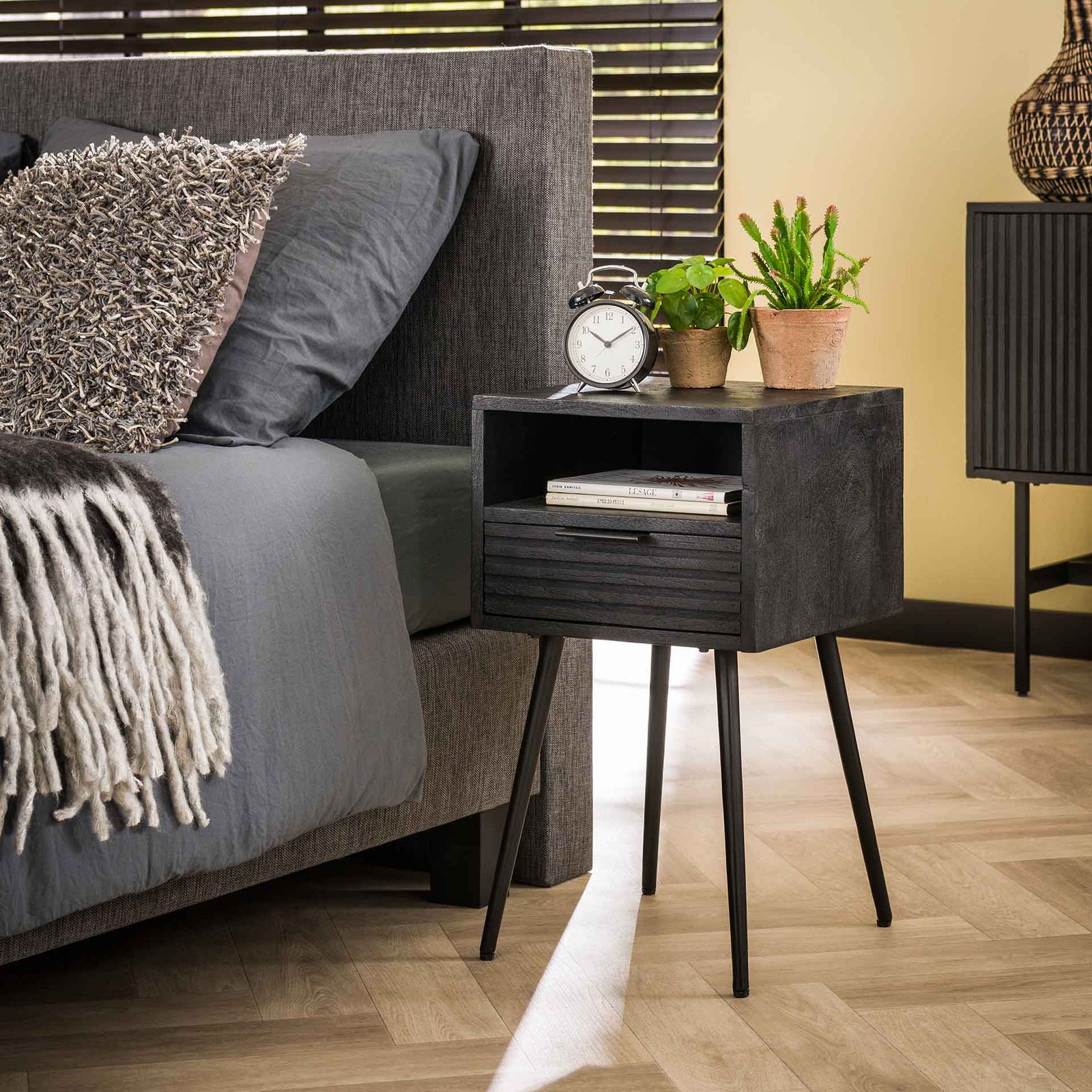 Produktbillede af Marna Sengebord i sort massiv mangotræ på tilbud i høj kvalitet