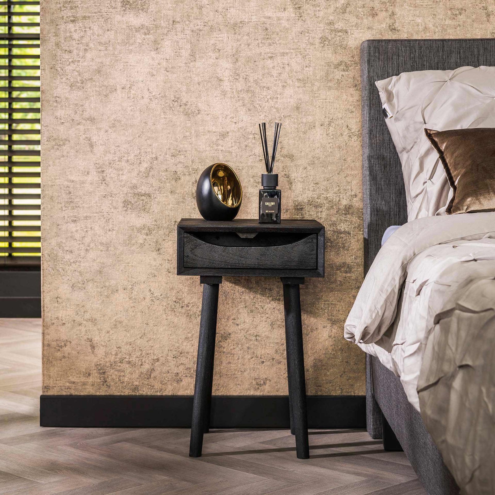 billigt tilbud på Aronas sengebord i sort akacietræ! Stort udvalg, hurtig levering (1-2 hverdage) og billig fragt. Spar op til 56% på udsalg.