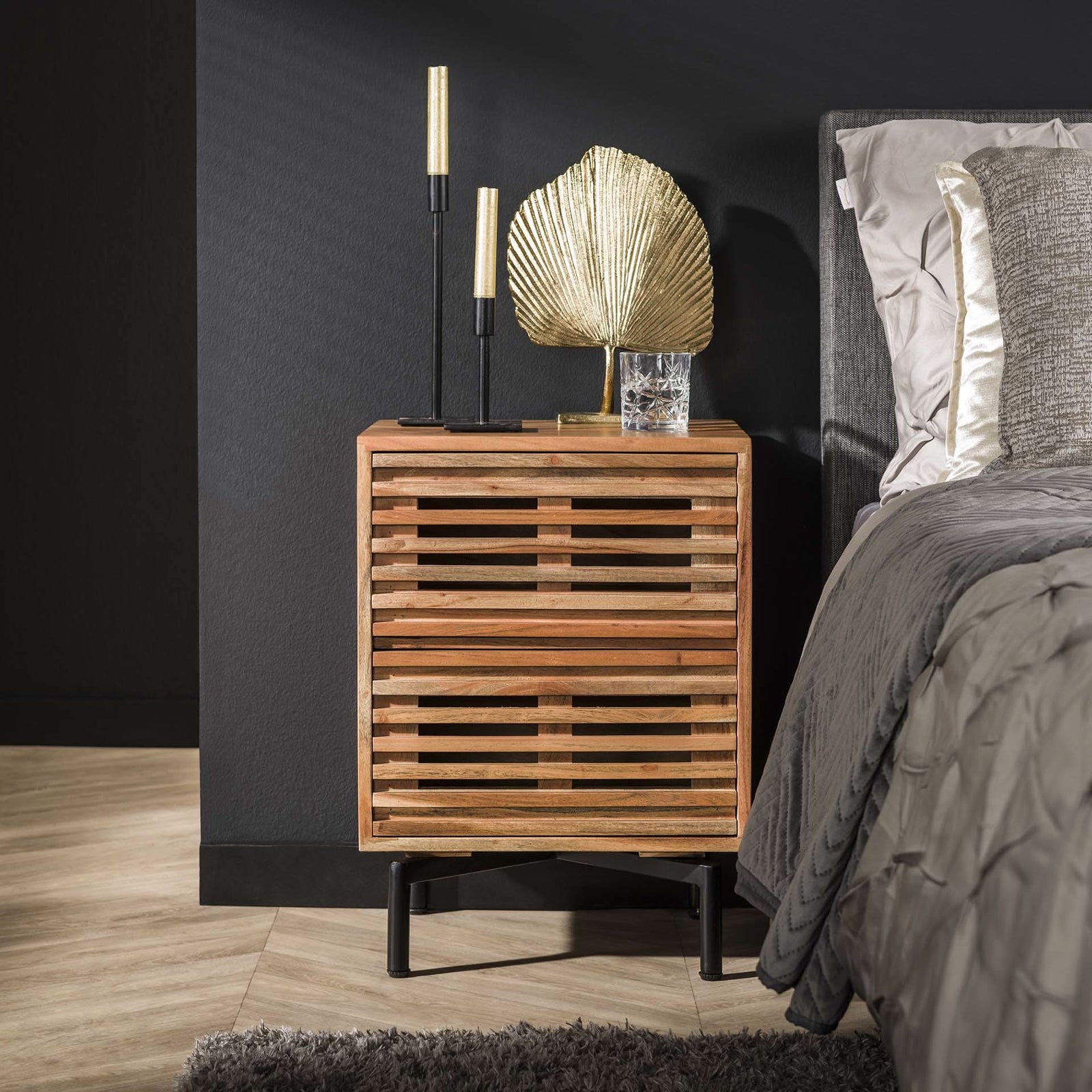 billigt Craig sengebord i massiv akacietræ på udsalg! Stort udvalg, tilbud og hurtig levering. Spar op til 66%.