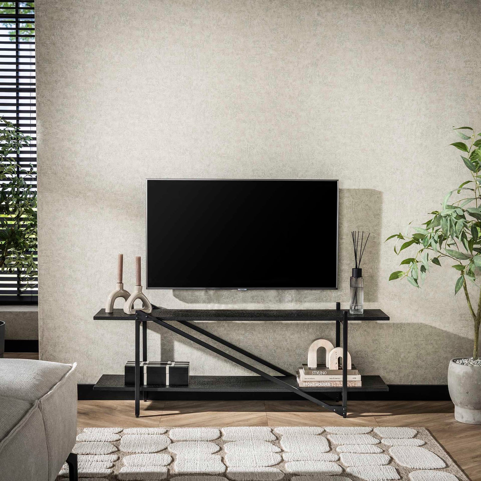Produktbillede af Namu Tv bord i grå-sort metal bredde 140 cm. på tilbud i høj kvalitet