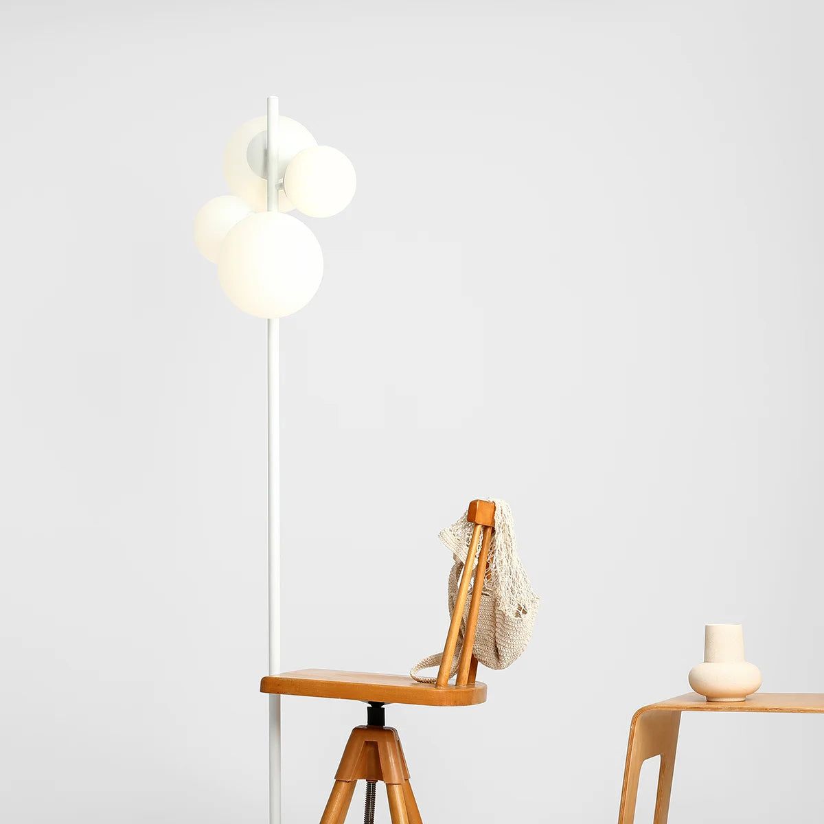 Produktbillede af Dizzy Gulvlampe i hvid metal og hvidt glas på tilbud i høj kvalitet