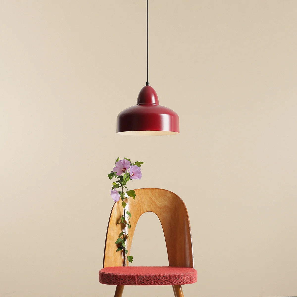 Produktbillede af Kosmo Loftlampe i vinrød metal på tilbud i høj kvalitet
